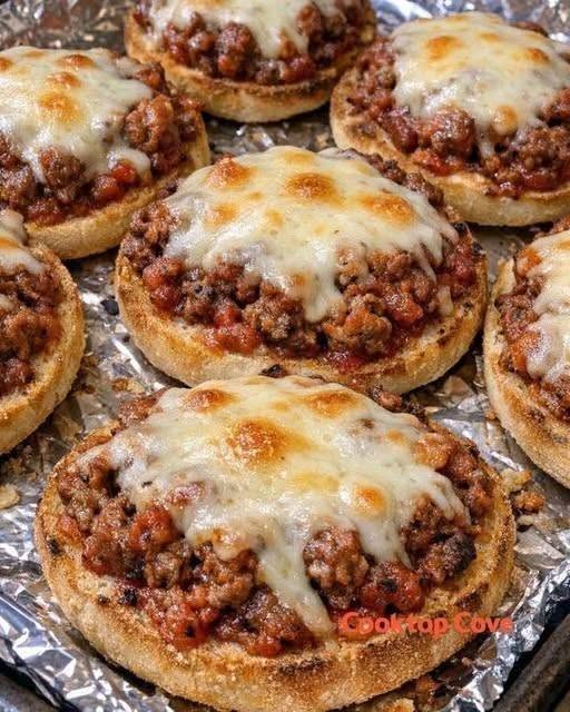 Am făcut aceste brioșe englezești cu carne de vită și sos marinara pentru o reuniune de familie și au dispărut imediat! Chiar și cei mai mofturoși dintre noi le-au adorat