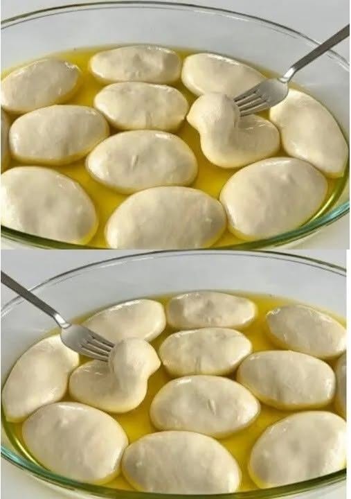 Puneti aluatul in unt topit timp de 1 ora si abia apoi coaceti. Nu poți face un produs de patiserie mai delicat.