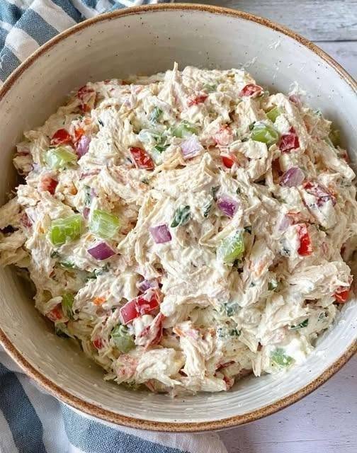 Salata mea de pui preferată din toate timpurile. Și soțului meu îi place la nebunie