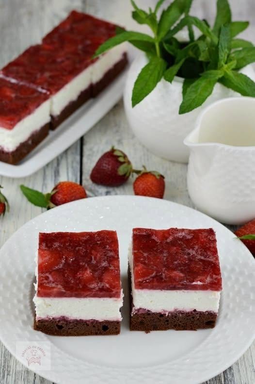 Prajitura cu mascarpone si jeleu de capsuni