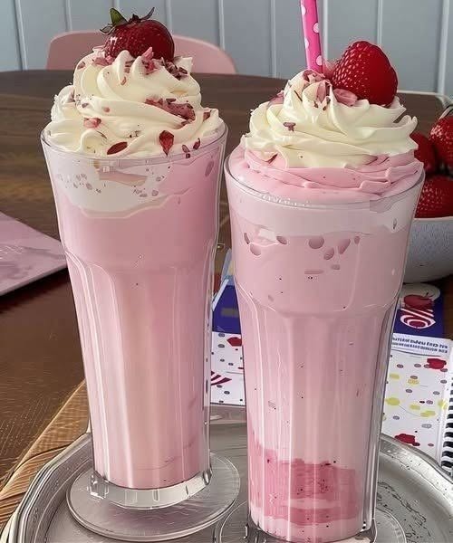 Milkshake de căpșuni cu frișcă – cremos, dulce și rapid de preparat
