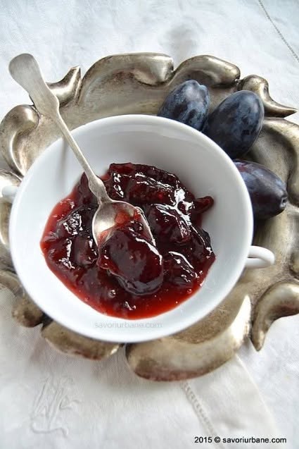 Gem de prune cu rom – așa cum îl face mama Are bucăți mari de fruct, culoare superbă, gust și arome divine
