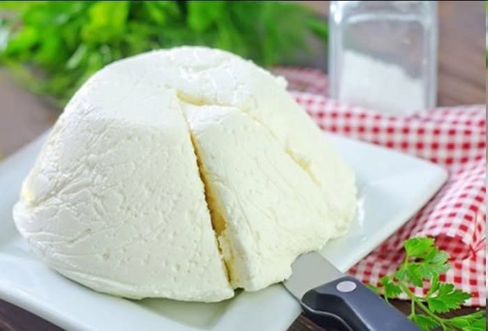 Înghețata de banane este o delicatesă sănătoasă și ușor de preparat, perfectă pentru zilele călduroase. Cu doar câteva ingrediente simple, poți transforma bananele coapte într-un desert delicios și cremos. În acest articol, îți vom arăta pașii necesari pentru a obține cea mai bună înghețată de banane, care va impresiona cu siguranță pe oricine o va gusta.