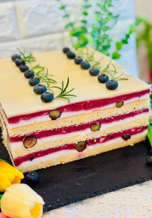 Tort cu afine și iaurt, un deliciu dulce acrișor cu blat însiropat, mousse afine și iaurt, detaliile rețetei pas cu pas mai jos