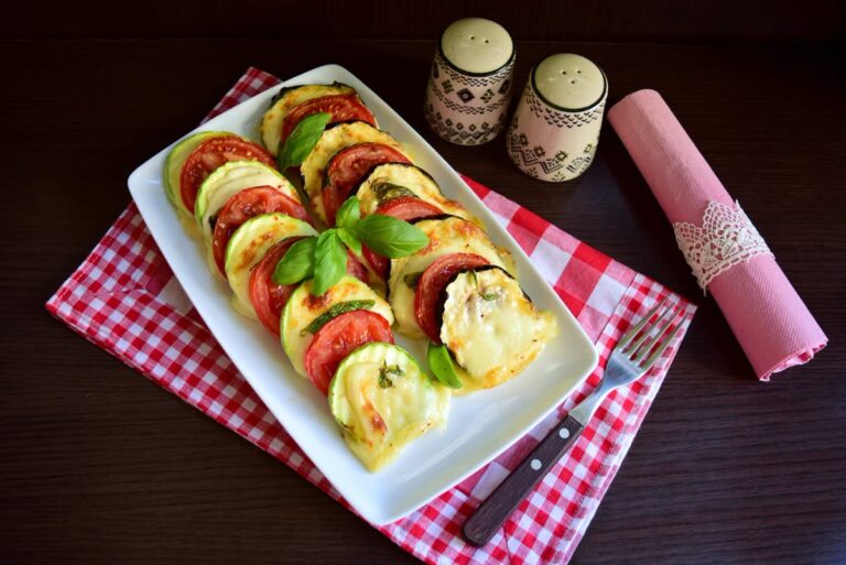 Vara aceasta ne-am răsfățat cu multe preparate din vinete și dovlecei, simple și tare gustoase, toate. Iar această rețetă de vinete și dovlecei caprese, a fost preferata alor mei și am repetat-o de câteva ori