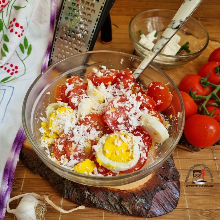 Rețeta de salată de roșii cu brânză și ouă fierte este o variantă mai bogată și mai sățioasă a salatei tradiționale.