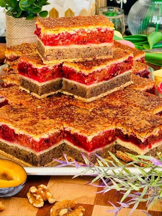 Prăjitură cu prune și nuci, cu foi fragede și umpluturi generoase, aromată și absolut delicioasă