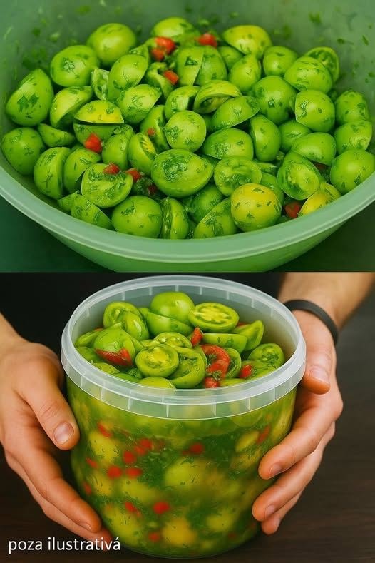 Am descoperit această salată marinată cu roșii necoapte și toată familia a fost încântată! Soțul meu nu s-a putut opri din a o mânca, iar aroma de oțet de mere îi dă un gust special