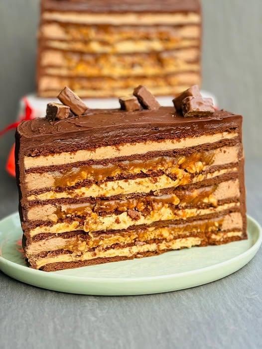 Am încercat rețeta de tort Snickers Creamy anul trecut pentru aniversarea nepoatei mele și a fost un adevărat succes! Crema de caramel sărat cu unt de arahide a fost preferata tuturor, mai ales a soțului meu care nu s-a putut opri din mâncat! Trebuie neapărat să-l încerci! 