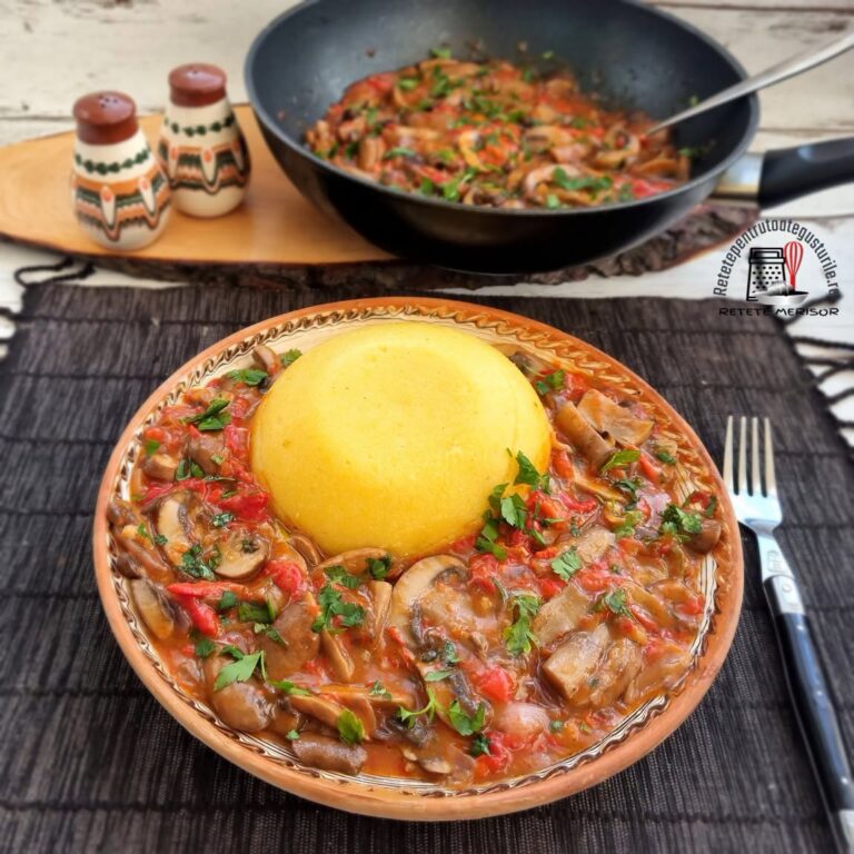 Pentru că ne plac mâncărurile pe bază de ciuperci, am preparat o delicioasă tocăniță de ciuperci cu ardei copți. Și pentru ca deliciul să fie maxim, am pregătit și o mămăliguță, ca la mama acasă
