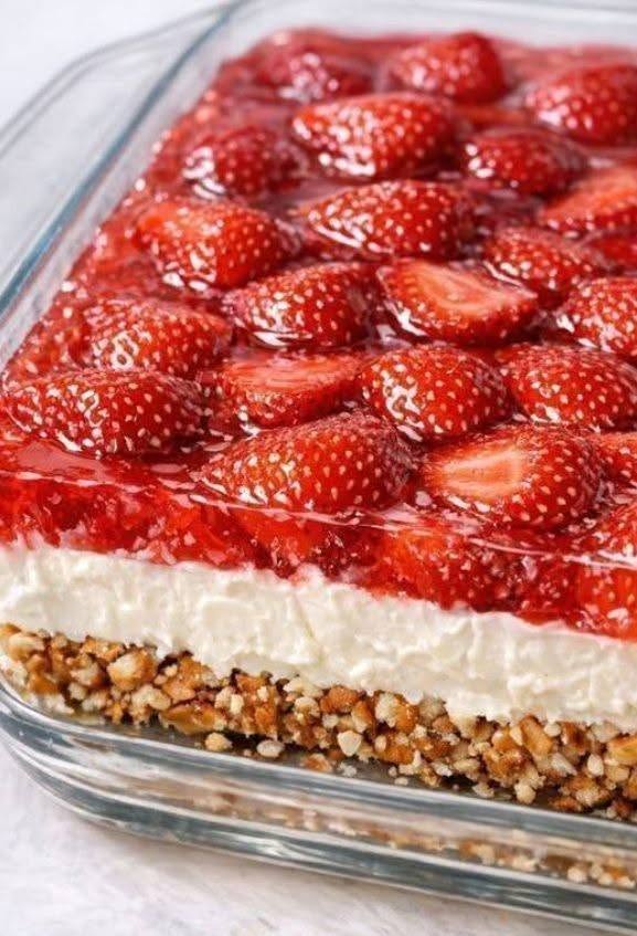 Salata aceasta cu căpșuni și covrigi a devenit favorita familiei mele! Am făcut-o pentru prânzul de duminică și toți au cerut rețeta. Textura crocantă a covrigilor și crema de brânză sunt pur și simplu divine! Trebuie neapărat s-o încerci