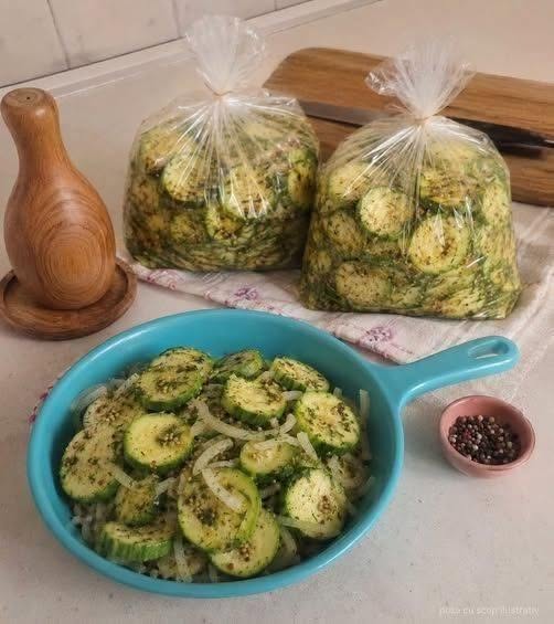 Am renunțat să mai prăjesc dovleceii! Îi pregătesc rapid, într-o pungă, iar în 20 de minute ies atât de fragezi și aromați, încât familia îi cere mereu.