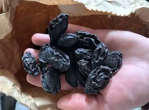 Am descoperit o metodă super simplă de a usca prunele! După ce am urmat pașii de fierbere și răcire rapidă, prunele au ieșit atât de dulci și aromate