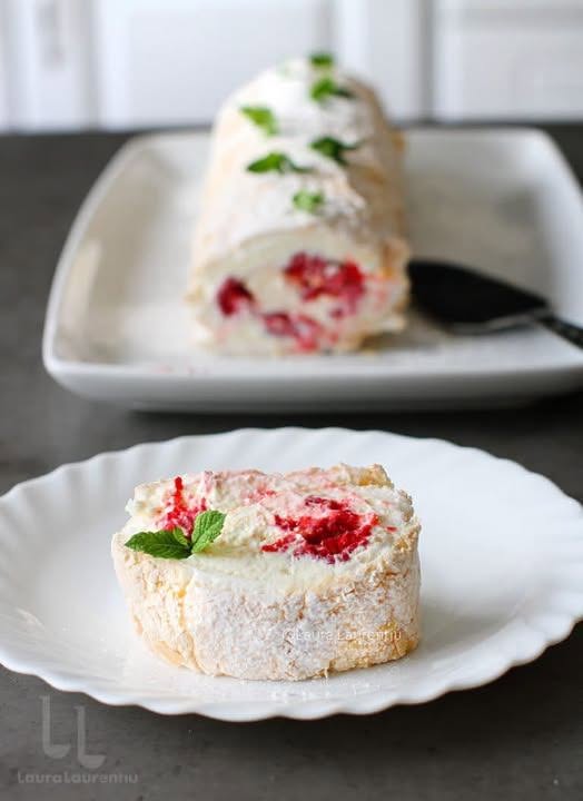 Delicioasă și ușor de făcut, RULADA PAVLOVA este unul dintre cele mai iubite deserturi