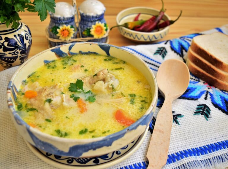 Una dintre cele mai gustoase ciorbe, este această ciorbă a la grec din pui fraged de curte!