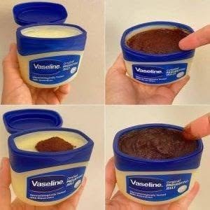 Amestecă vaselina și cafeaua