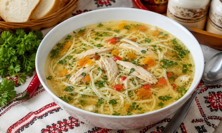 Ciorbă de pui cu tăiței de casă O ciorbă caldă, gustoasă și plină de savoare, exact ca cea pregătită de bunica! Carnea fragedă de pui, legumele aromate și tăițeii fini fac din această rețetă un preparat perfect pentru un prânz în familie