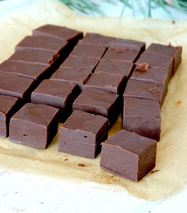 Fudge gata în 5 minute – un deliciu preferat de Crăciun! Găsești rețeta în secțiunea de comentarii.