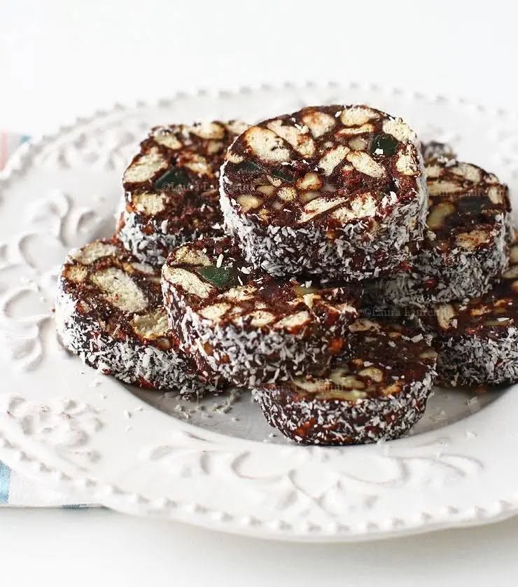 Salam de biscuiți – unul dintre cele mai gustoase deserturi DE POST. Găsiți mai jos rețeta detaliată, așa cum îl fac eu