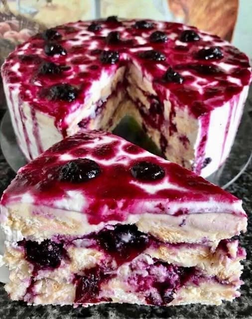Tort rapid cu biscuiți, mascarpone și gem de afine, fără coacere nr. 1… Un desert irezistibil pentru orice ocazie…