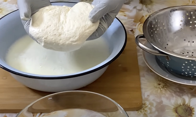 Mozzarella de casă în 30 de minute: o preparăm din lapte din magazin, iese moale, ca în Italia.