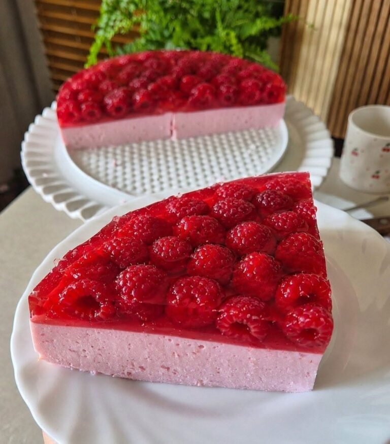 Îmi place la nebunie această prăjitură; se prepară rapid și dispare imediat. Este bogată în proteine, săracă în calorii și satisface pofta de dulce. Este ideală pentru cei care țin dietă, pentru persoanele care vor să slăbească și pentru oricine altcineva.