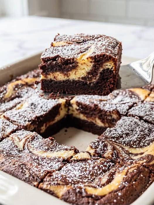 Tortul de ciocolată cu umplutură de cheesecake este un desert excepțional care îmbină aroma intensă de cacao cu o cremă catifelată.