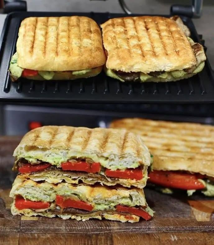 Sandwich cald cu pleurotus și ardei copt, excelent pentru micul dejun sau un prânz lejer